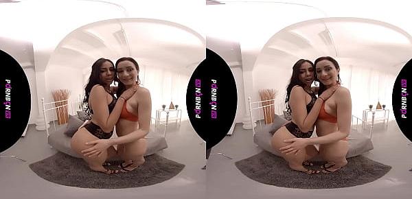  VR 4K | Dos lesbianas cachondas juegan entre ellas y se turnan para follar contigo | Hablando sucio español en realidad virtual